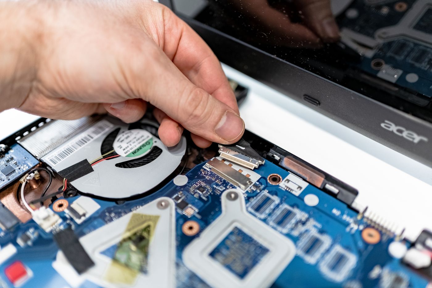 Placa madre de un notebook abierto durante una revisión de servicio técnico