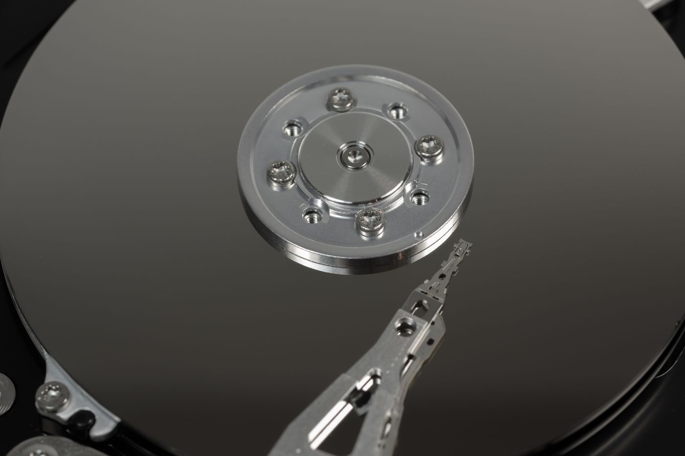 Interior de un disco duro mecánico, con sus platos y el brazo lector