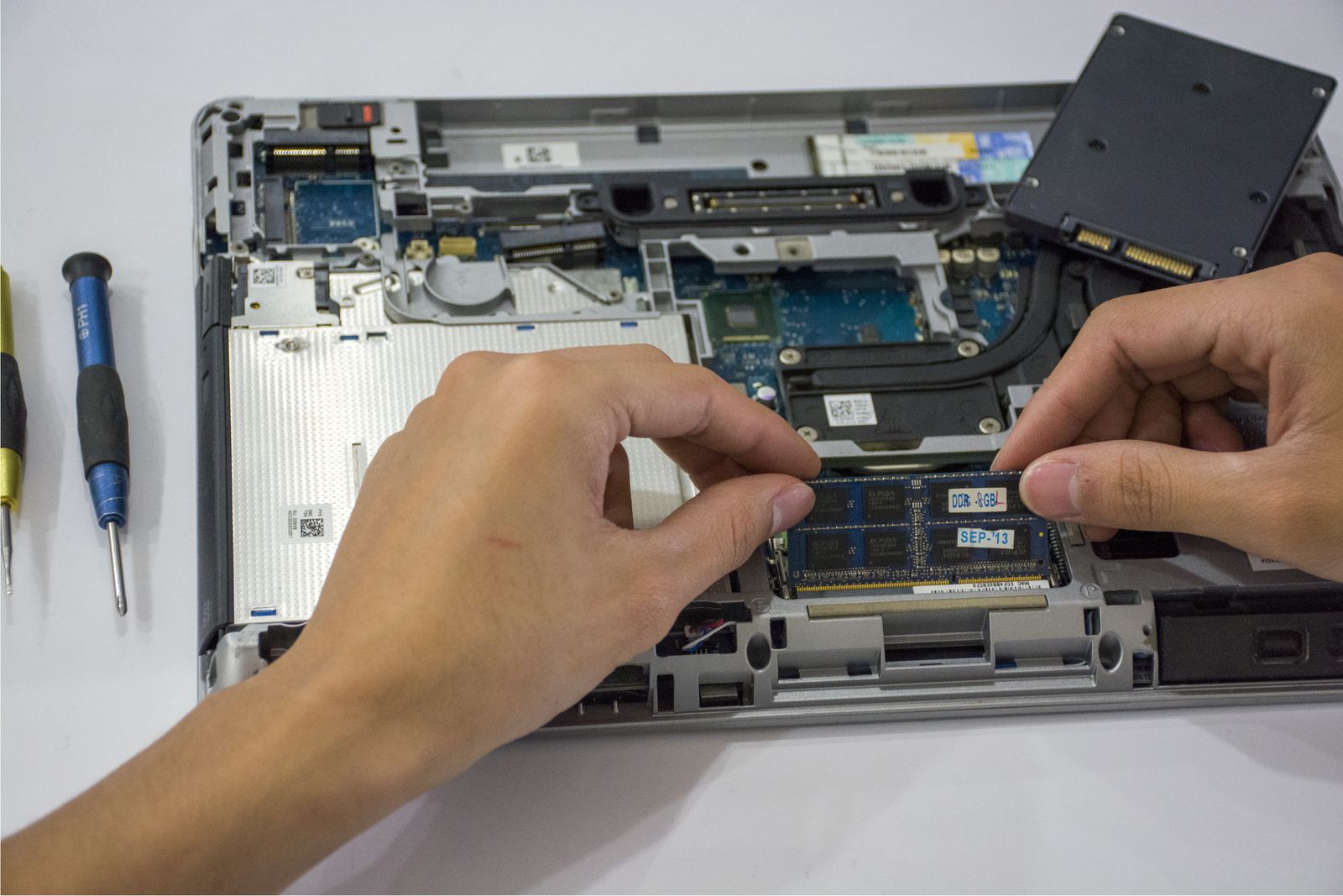 Instalación de un módulo de memoria RAM en un notebook abierto durante una actualización