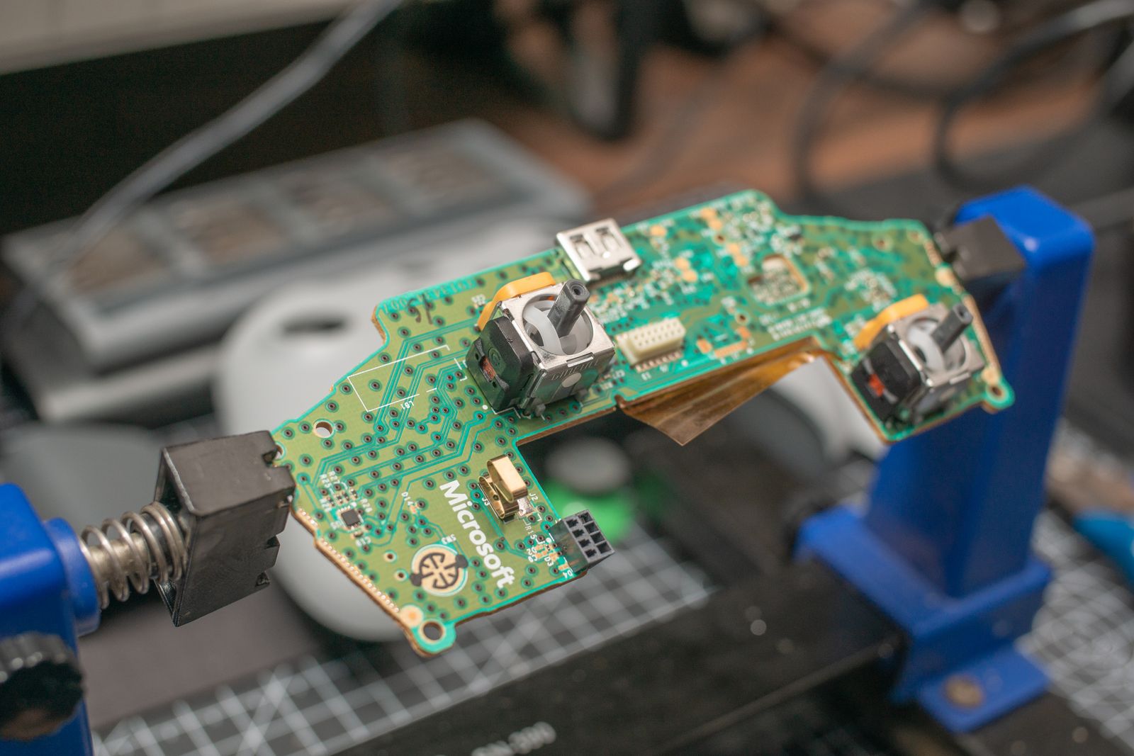 Placa de un control con módulo de joystick expuesto durante una revisión técnica